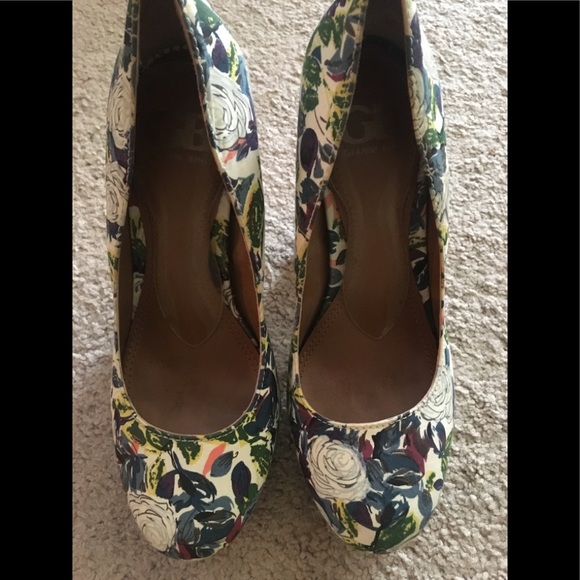 VinteGypsyBliss's tweet photo. So good I had to share! Check out all the items I'm loving on @Poshmarkapp #poshmark #fashion #style #shopmycloset #victoriassecret #bariii #giannibini: https://t.co/gmql2wj0H2 https://t.co/5h83e7dSoy