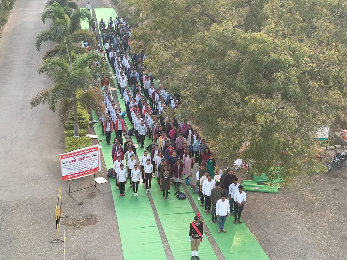 ivikasrb's tweet photo. #JusticrForAgriEngg
देश 74 वा प्रजासत्ताक दिन साजरा करत असताना इकडे @mpsc_office ने शेतकरी पुत्र कृषी अभियंत्यांचा मूलभूत हक्क हिरावून घेतलाय.
या विद्यार्थ्यांनी काल पासुन @MPKVRahuri येथे चालु असलेल्या आंदोलन स्थळावरूनच #RepublicDay साजरा केला 😞

@Dev_Fadnavis 
@RamVSatpute https://t.co/aim0PXXGDI