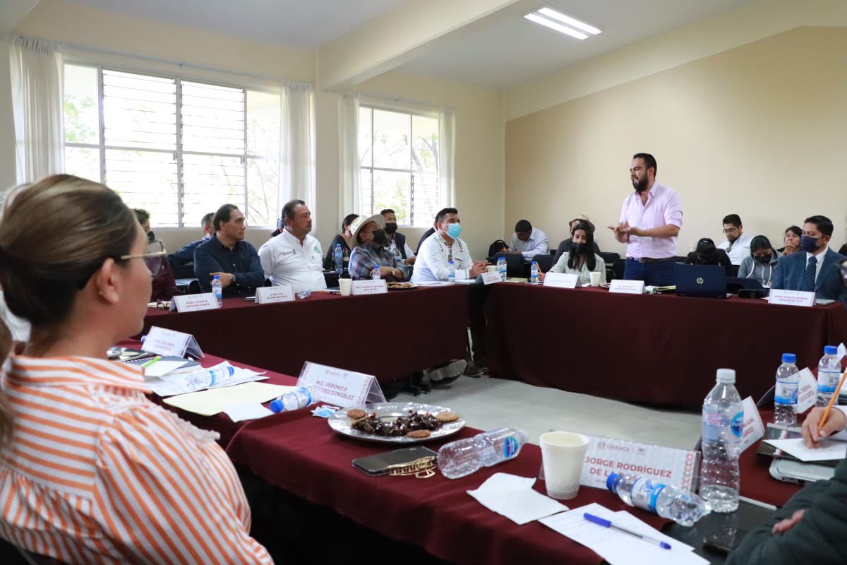 blancaluzmtz's tweet photo. Así finalizamos el primer foro regional para la elaboración del Plan Estatal de Desarrollo 2022-2028, con grandes conclusiones y aportaciones. Desde el @CECyTEOaxaca seguiremos construyendo al desarrollo de los educandos.

@Delfina_GuzmanD 
@EducacionPubOax 
@doctoravero https://t.co/e46RtvrCPe
