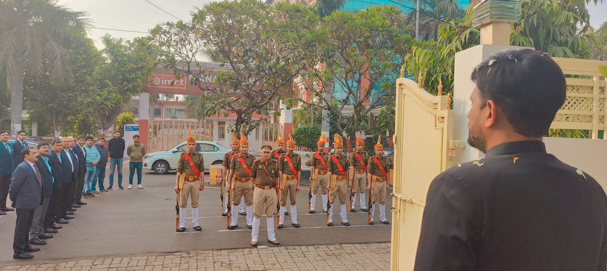 NeerajSinghSays's tweet photo. आज गणतंत्र दिवस के शुभ अवसर पर अपने लखनऊ  आवास पर सुरक्षाकर्मियों के साथ झंडा फहराया व सभी को सम्बोधित कर अपनी शुभकामनाएं दी। https://t.co/xz85FKiCGW