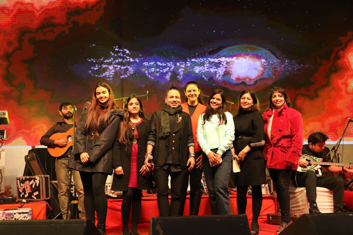 Kailashkher's tweet photo. कलाप्रेमी नोएडावासियों ने ठंड में भी @bandkailasa #KailasaLiveInConcert में साथ गाया व खूब नाचे.उत्तर प्रदेश दिवस के समारोह की यादें.धन्यवाद संस्कृति विभाग,ज़िला प्रशासन नोएडा,विकास प्राधिकरण की मुख्य कार्यकारी अधिकारी वर्ग. @CeoNoida @myogioffice @myogiadityanath @kkaladham https://t.co/tI228HHKpk