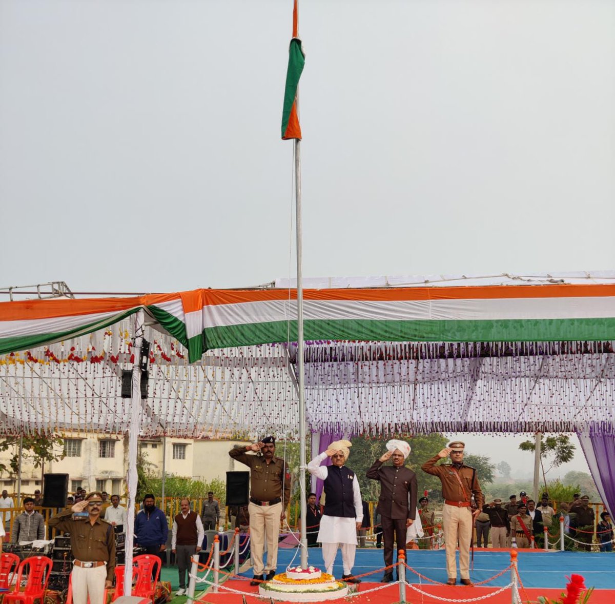 प्रदेश के कैबिनेट मंत्री श्री <a href="/MLApremsinghBJP/">Premsingh Patel (मोदी का परिवार)</a> मुख्य समारोह के दौरान #गणतंत्र_दिवस के अवसर पर ध्वजारोहण करते हुए. इस दौरान कलेक्टर श्री <a href="/ShivrajSinghIAS/">Shivraj Singh Verma</a> एवं <a href="/sp_barwani/">SP Barwani</a> श्री दीपक कुमार शुक्ला भी उपस्थित.
#JansamparkMP