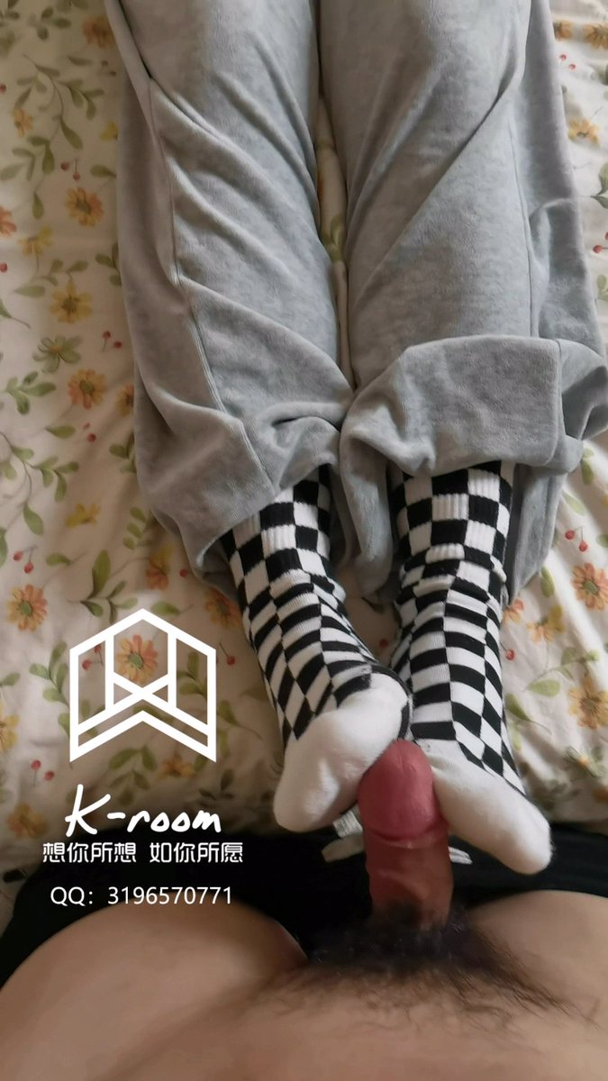 kiccn1's tweet photo. 这个妹子是以前的同学，认识很久了，她也一只知道我喜欢她的jio，今年放假期间聚会重新联系上了，有点旧情复燃的意思哈哈，吃饭唱歌，喝了不少酒，后来跟她去她家里，忍不住射的她满脚都是，这满脚精y让她怀疑人生😄（故事陆续发，电报群更新照片视频哈） https://t.co/ZAfvAELpRY