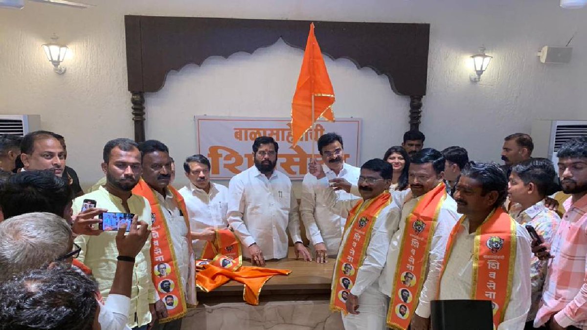 TV9Marathi's tweet photo. बारामतीत राष्ट्रवादी काँग्रेसला जबर धक्का, विजयबापू शिवतारेंच्या नेतृत्वात मविआचे अनेक नेते शिंदे गटात
https://t.co/iJhX0vO7Lh
#cmeknathshinde #Baramati #Shivsena #Vijaybapushivtare https://t.co/3NCWXeDf2g