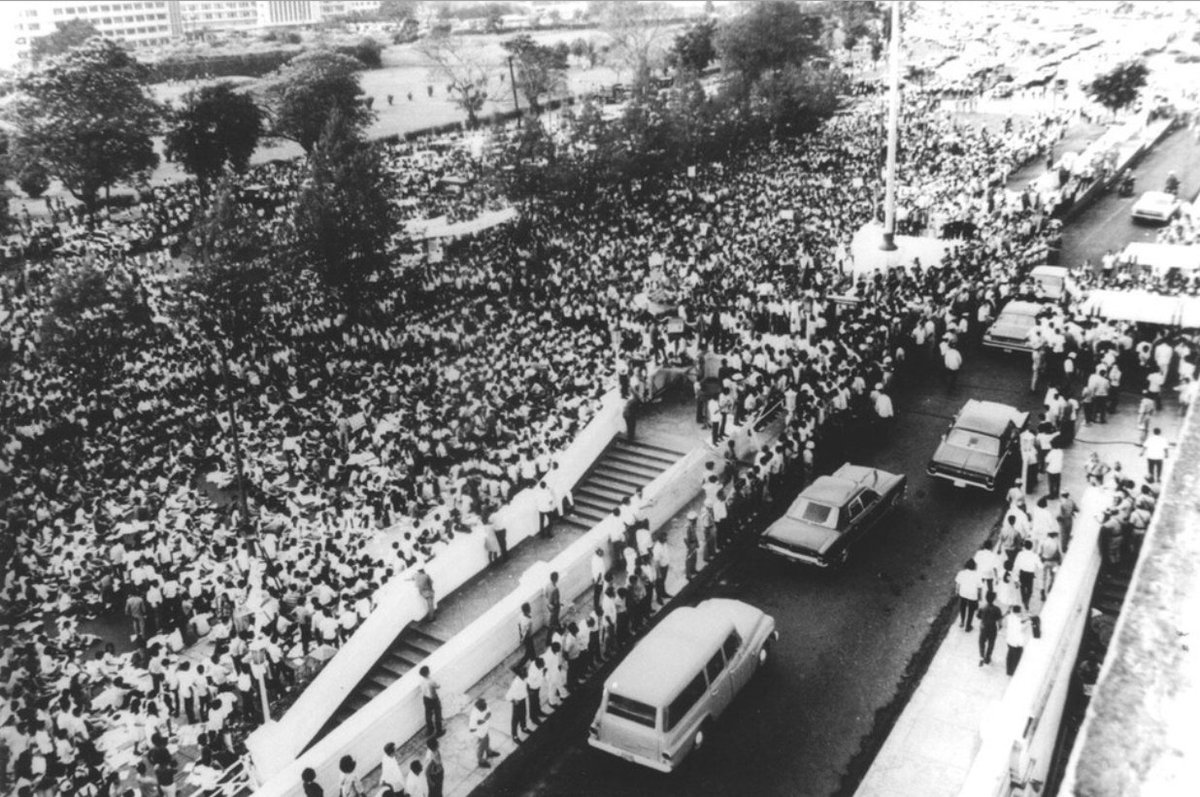 indiohistorian's tweet photo. #TodayinHistory in 1970, as Pres. Ferdinand Marcos  Sr. delivered his State of the Nation Address, approx. 50,000 people (many were students) assembled at the Legislative Building to protest. It was the beginning of the First Quarter Storm. THREAD. #FQS #kasaysayan #PH #history https://t.co/lycWatXlx9