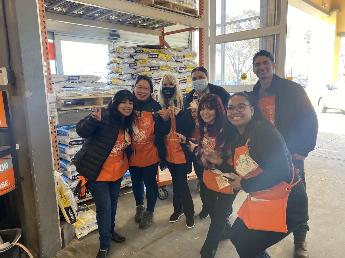 Rowena delivering great customer service and accuracy on the front end. We appreciate you!