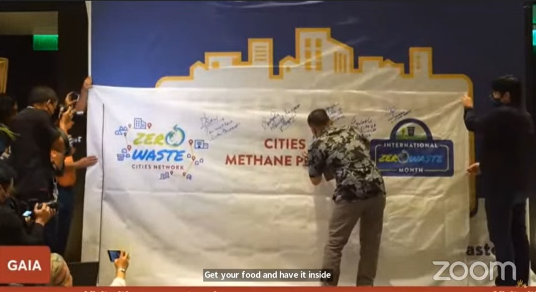 ypbb_id's tweet photo. Launching Zero Waste Cities Network pada acara IZWCC 2023 di Filipina.
Hadir dalam penandatanganan scr simbolik Cities Methane Pledge, Indra Bayu Kamajaya (Lurah Neglasari, Kota Bandung) 

#ZeroWasteMonth2023 #IZWM2023 #ZeroWasteZeroEmission #GoforZeroWaste  @ZeroWasteAsia https://t.co/IGGlzMcJl3