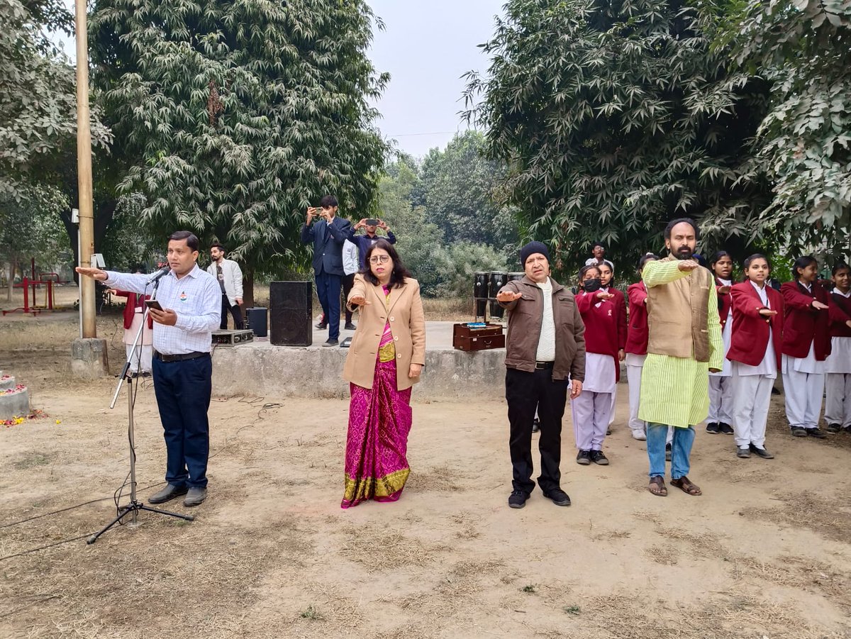 HelpHari's tweet photo. 74 वां गणतंत्र दिवस समारोह हर्षोल्लास से मनाया गया
विद्यालय प्रबन्धन समिति के उपाध्यक्ष श्री रामध्यान पासवान जी, विधायक प्रतिनिधि श्री सौरभ जी, श्री हरगोविंद जी ,विद्यालय प्रमुख श्रीमती रंजना बुद्धिराजा एवं अन्य वरिष्ठ सदस्यों ने मिलकर झण्डारोहण किया। https://t.co/IcALr9wT4a