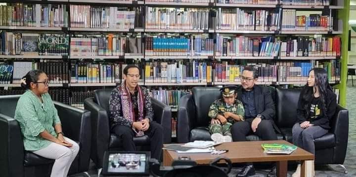 Nono anak cerdas akhirnya bs bertemu dg pak menteri Nadiem Makarim @Itjen_Kemdikbud .

Yg begini layak di viralkan supaya bs memotivasi n mengisnpirasi anak2 bangsa,bukan yg nangis2 kyk anak kecil si sad boy 🤦‍♀️🤣😅