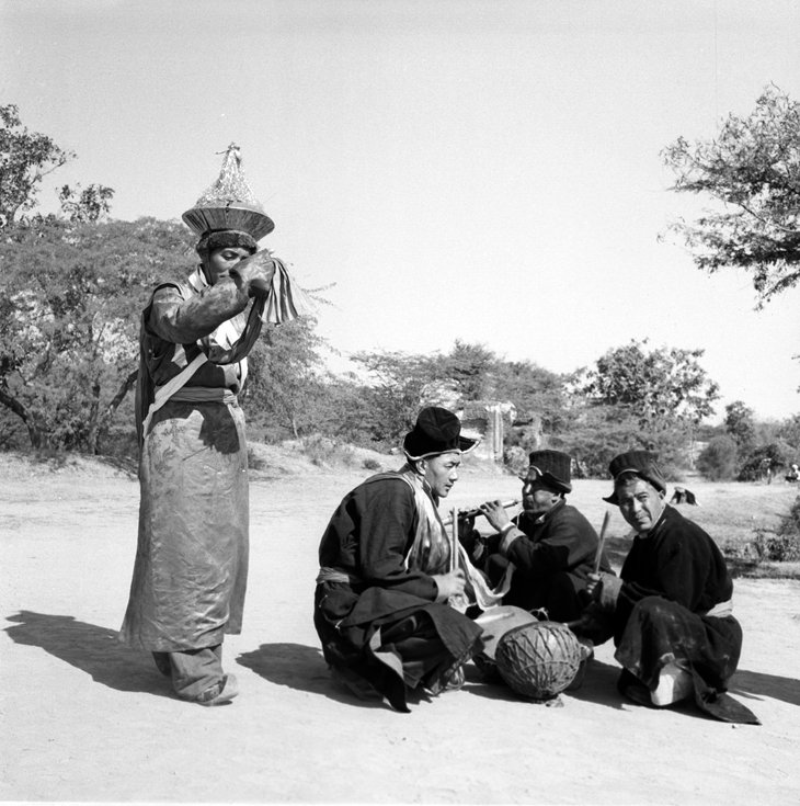 Southie_Nomad's tweet photo. Ladakhi Folk Dancers, who attended the republic day celebrations at New Delhi (1956). https://t.co/pCDebAGFhE