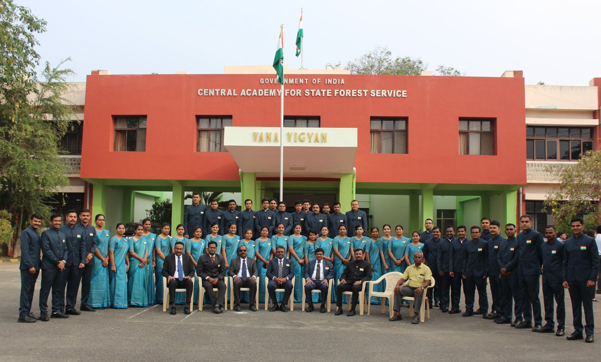 casfoscbe's tweet photo. 74th Republic Day of India was celebrated @casfoscbe on 26-1-2023. Shri V. Thirunavukarasu, IFS, Principal @casfoscbe hoisted the National Flag &amp; delivered the Republic Day speech. Faculty, Staff, SFS I &amp; II (2022-24) OTs and IFS Probationers from IGNFA attended the celebrations https://t.co/qFxmYIIwwg