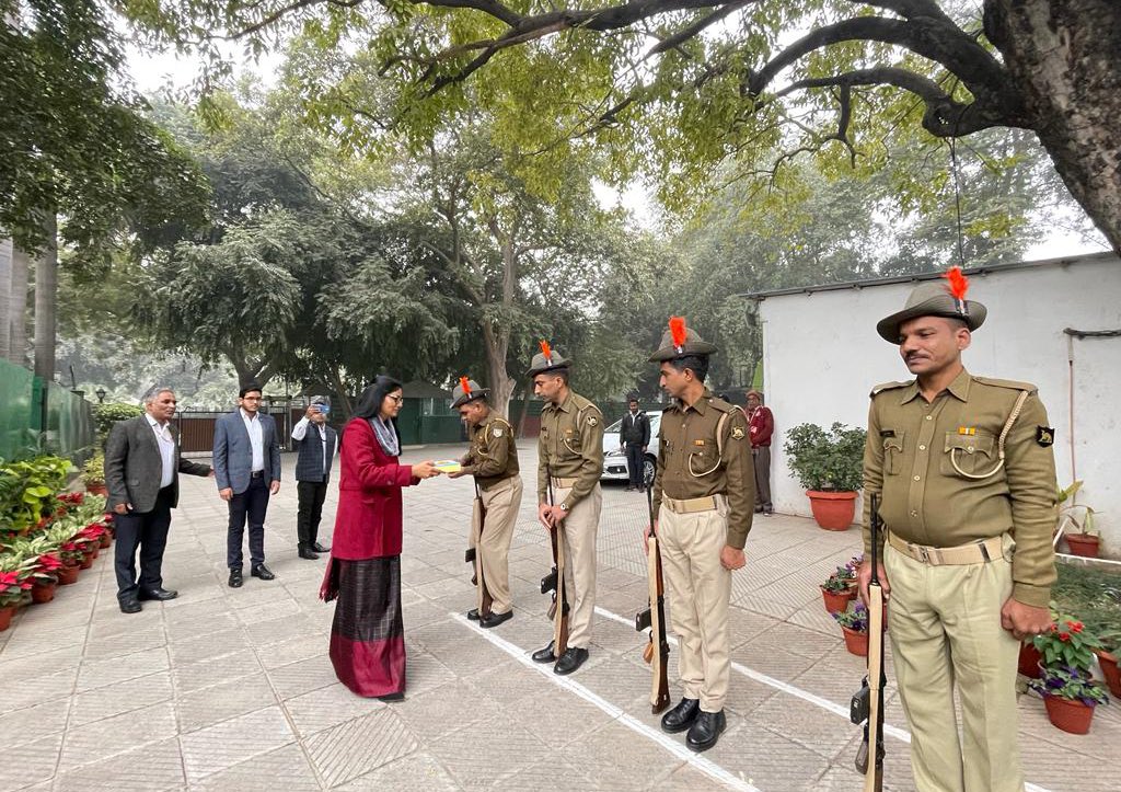 AnupriyaSPatel's tweet photo. गणतंत्र दिवस के शुभ अवसर पर आज नई दिल्ली स्थित आवास पर ध्वजारोहण कर सभी को बधाई एवं शुभकामनाएँ दी। https://t.co/d7PTEr57am