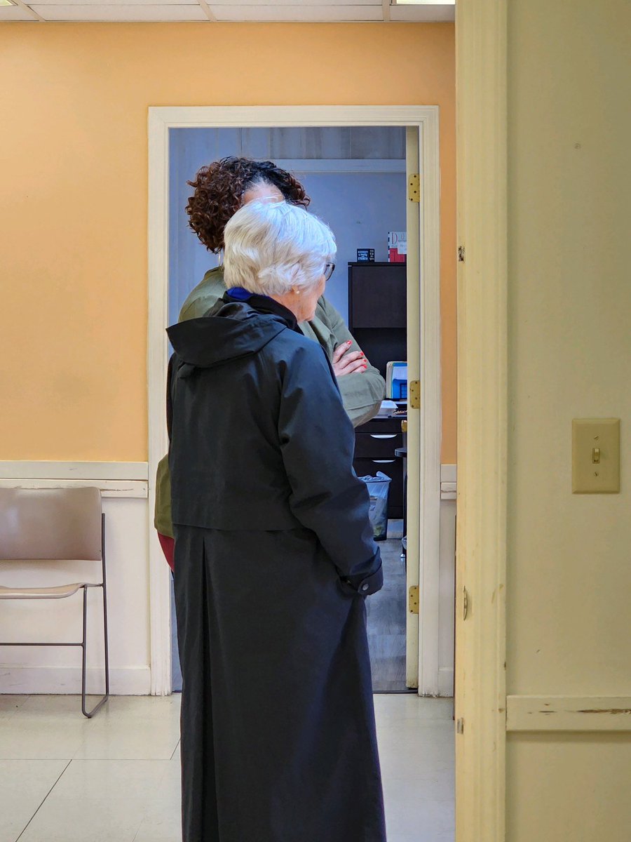 tranquility1913's tweet photo. #ED2ED
Past and Present
Surprise visit today from the Co-Founder and first ED of @foodbank_GWDSC Mrs. Barbara Jackson. “Andrea, I am so proud of you and your work.” #humbled #FBGC40 https://t.co/qGH1HNY2tm