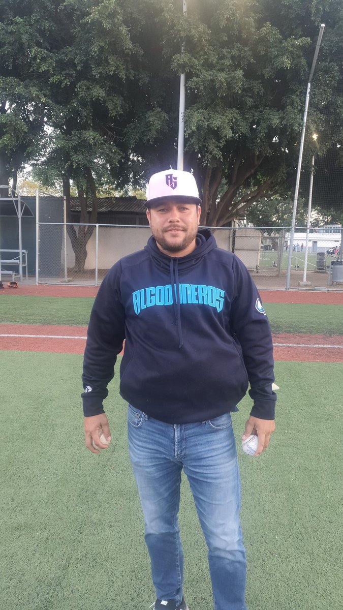 Ferrukis's tweet photo. @EnriqueBurak @SKYSportsMX @adevaldes @pepesegarra @Liga_Arco Desde jalisco apoyando a guasave, saludos al equipo del OTAY, y a tiguas richert que esta en guamuchil. https://t.co/FyFCCgZRCx