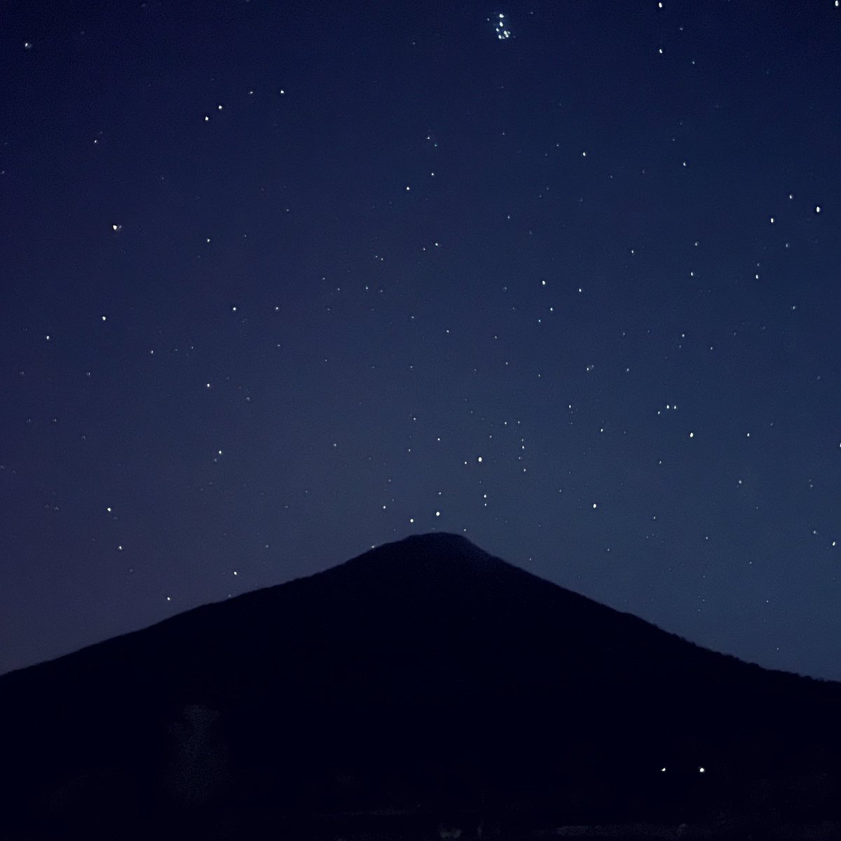 karelgolcher's tweet photo. Mi noche, en las faldas del volcán Santa María, 10:20 pm.
¡Los cielos cuentan la gloria de Dios!
#santamariavolcano #volcansantamaria #quetzaltenango #guatemala https://t.co/BWQr8hPSip