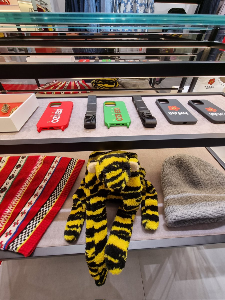 nikkirs16's tweet photo. Tiger scarf, anyone? 🐯 @kenzo
#JamesReidxKENZO
#KENZO #KENZOPH
#JamesReid | James Reid https://t.co/EAqR16EJoS