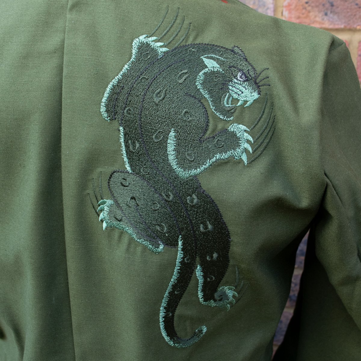Upcycled Swedish military field jacket, embroidered with scratch motifs and leopard over the shoulder.

Military jacket thrifted from @wolfvintage

#customembroidery #leopard #tattooembroidery @customizedclothing #upcycledclothing