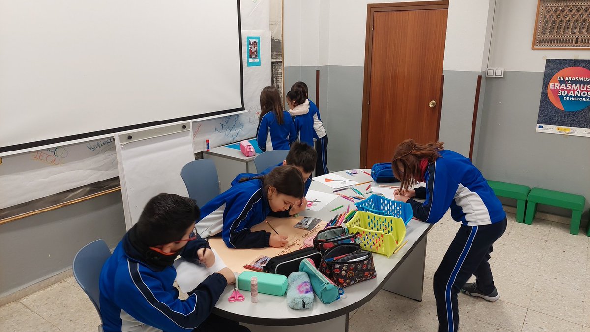 sergiosvpz's tweet photo. Tercero de primaria estamos   aprendiendo sobre el conocimiento y respeto de los animales con los que convivimos  dentro de nuestro proyecto "Mundo Animal". Hoy nos hemos juntado el A y el B para elaborar juntos un mural contra el maltrato animal. 
@SVP_Zgz https://t.co/piVdZPyQCn
