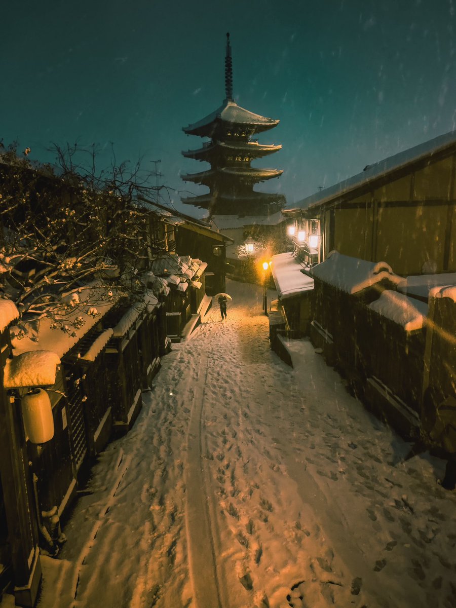 cram_box's tweet photo. 塔に伸びる雪の八坂道。 https://t.co/qG92SUSvDd