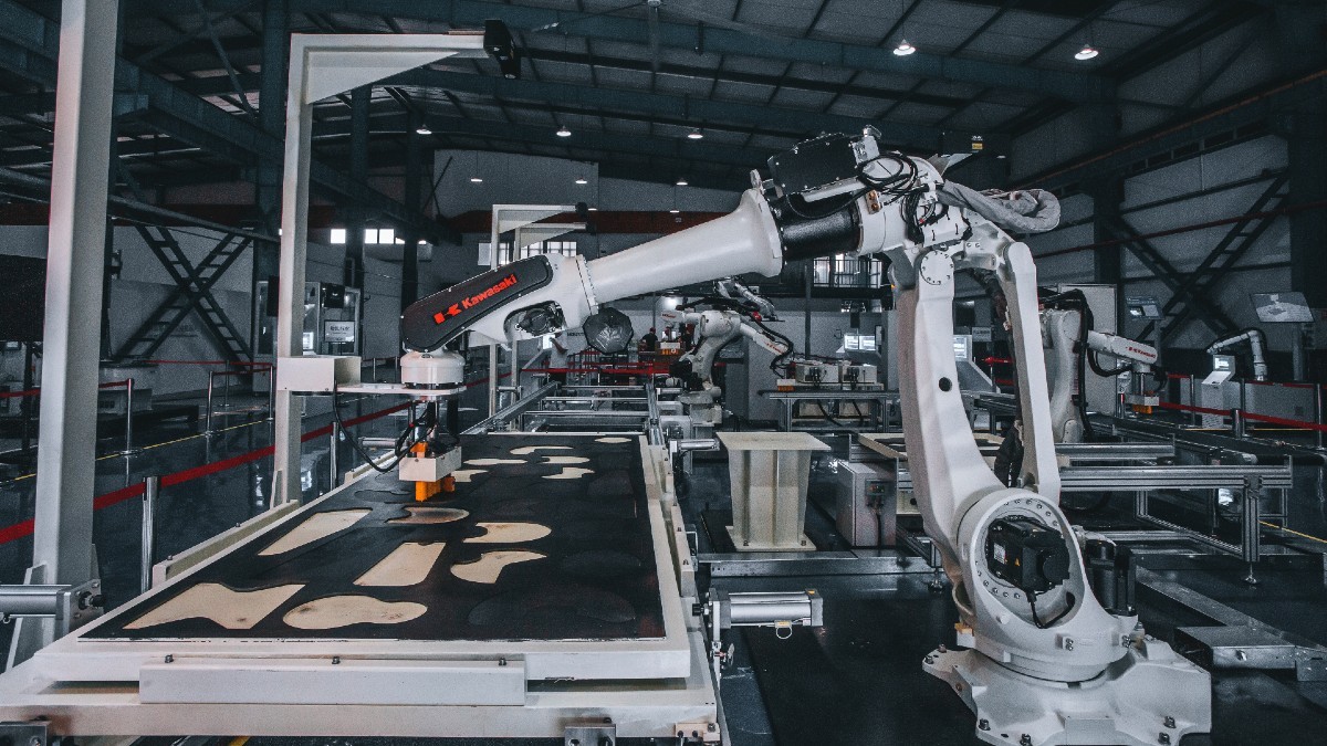 Auch in der #Möbelbranche sind Hersteller stetig auf der Suche nach innovativen #Lösungen, die #Produktion effizient zu gestalten. #Roboter spielen dabei eine wachsende Rolle: Doch welche Roboterarten gibt es und wo bleibt der Mensch unersetzbar? bit.ly/3j7f69v