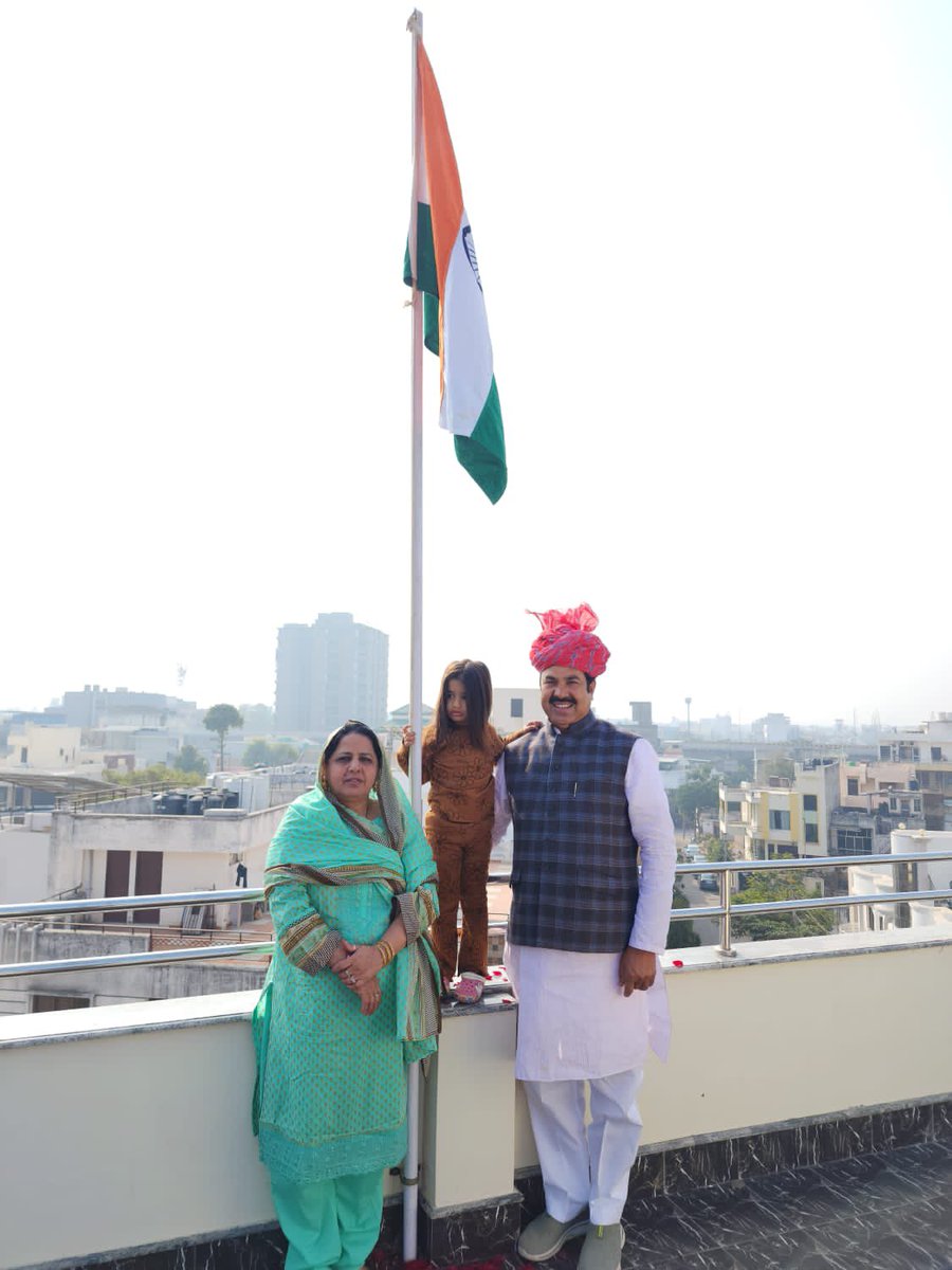 समस्त देशवासियों को 74वें गणतंत्र दिवस की हार्दिक शुभकामनाएं। आज उन सभी स्वतंत्रता सेनानियों, संविधान निर्माताओं व वीर जवानों को नमन करता हूँ जिन्होंने देश को आजाद कराने के लिए अपना जीवन समर्पित किया है। 
<a href="/Yoonus_khan62/">Yoonus Khan</a> 

#RepublicDay 
#RepublicDay2023
