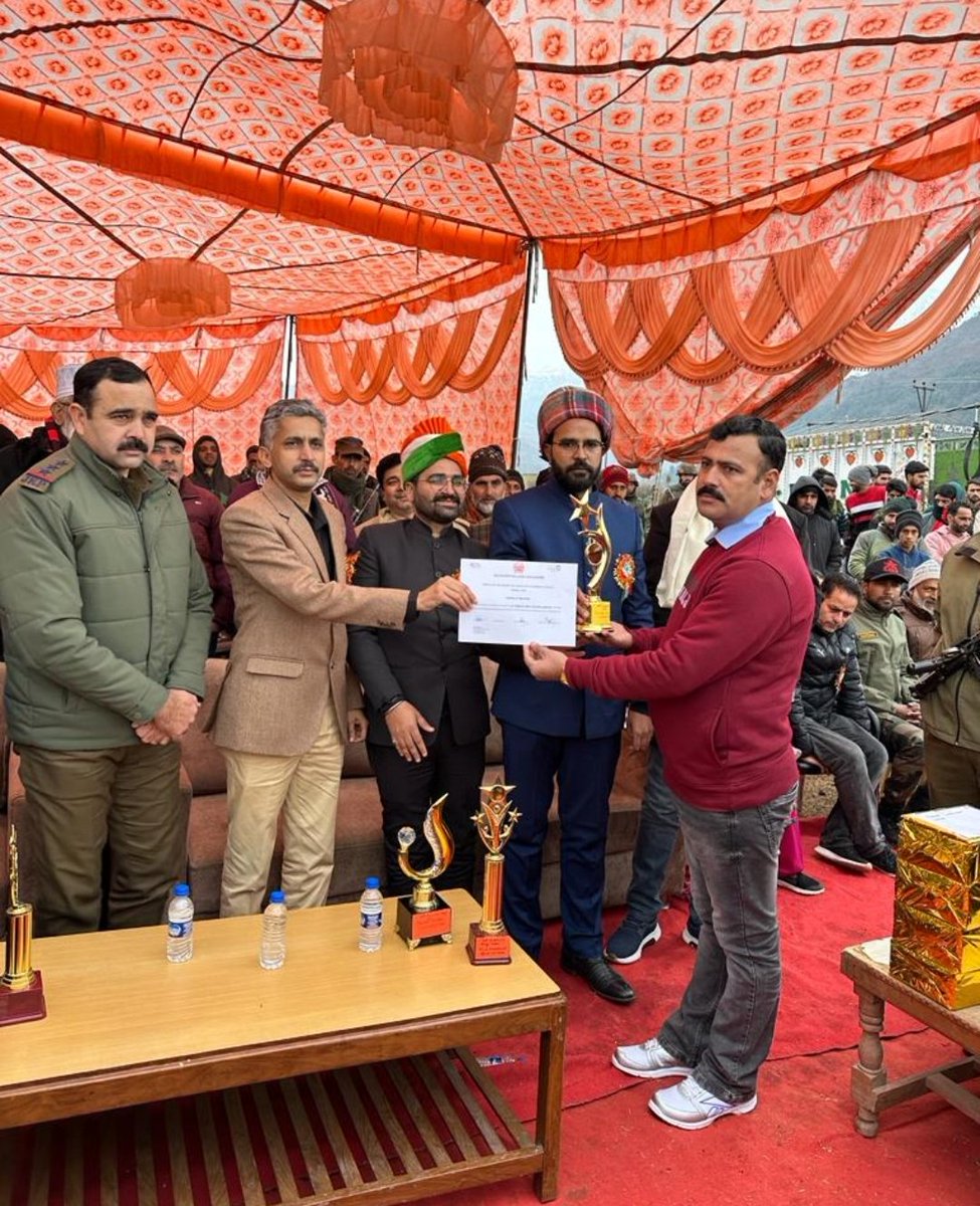 BdoBudhalOld's tweet photo. #RepublicDay Chairman BDC Budhal Old  unfurled the National flag at an impressive function held at irrigation groud Kotranka.senior Civil,Police,Army and Paramilitary Officers,PRIs attended the event.
@DioRajouri 
@hanief_mohtshim
@diprjk https://t.co/tCr6Vu83QK