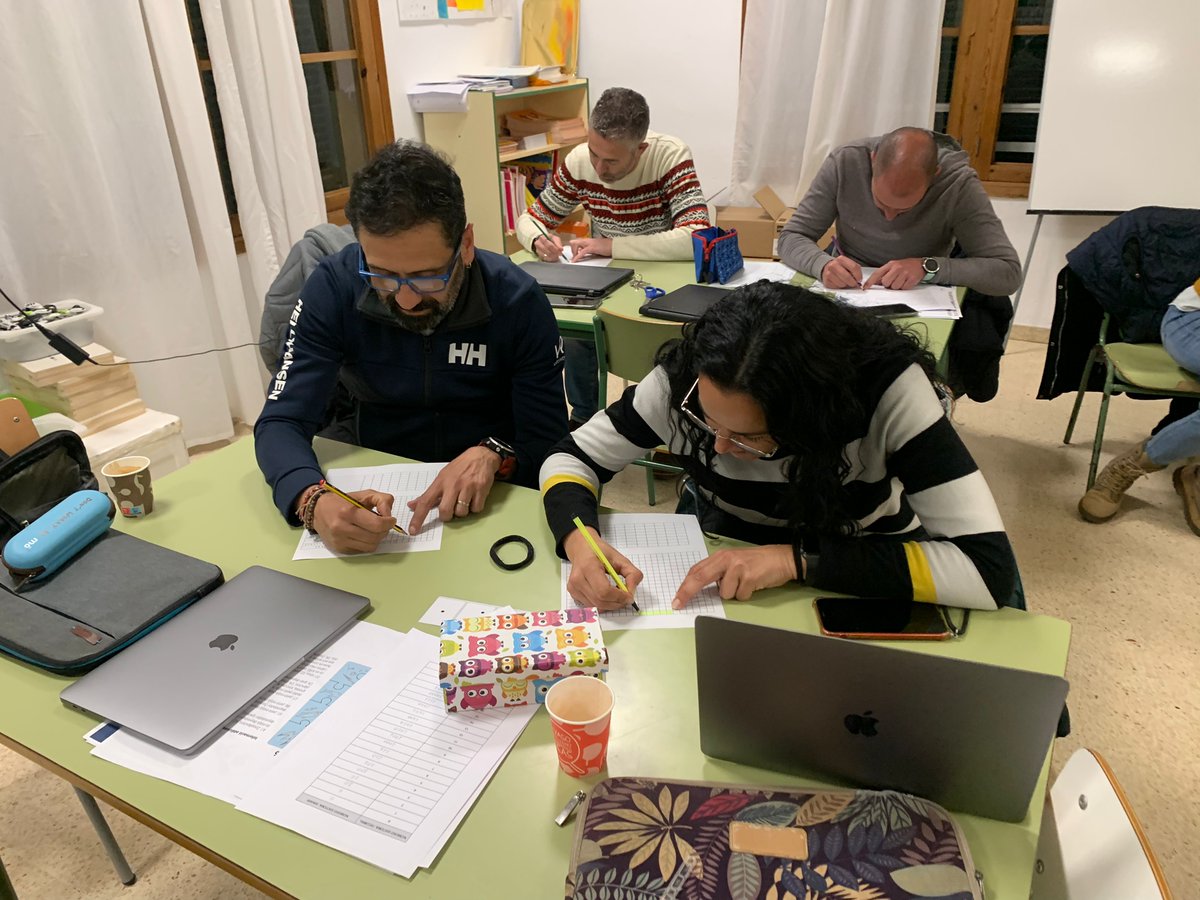 ibsteam_caib's tweet photo. Més fotos de formacions #Robotib aquestes són de nivell 1, Esd 255 i participen uns 20 docents de primària. Se celebra al CEIP Vialfàs de Sa Pobla.
Els centres que participen són: CEIP Vialfàs, CEIP Joan Mas i CEIP Ses Roques. #graciesdocents @EDUN_IB https://t.co/DW9p40Qnez