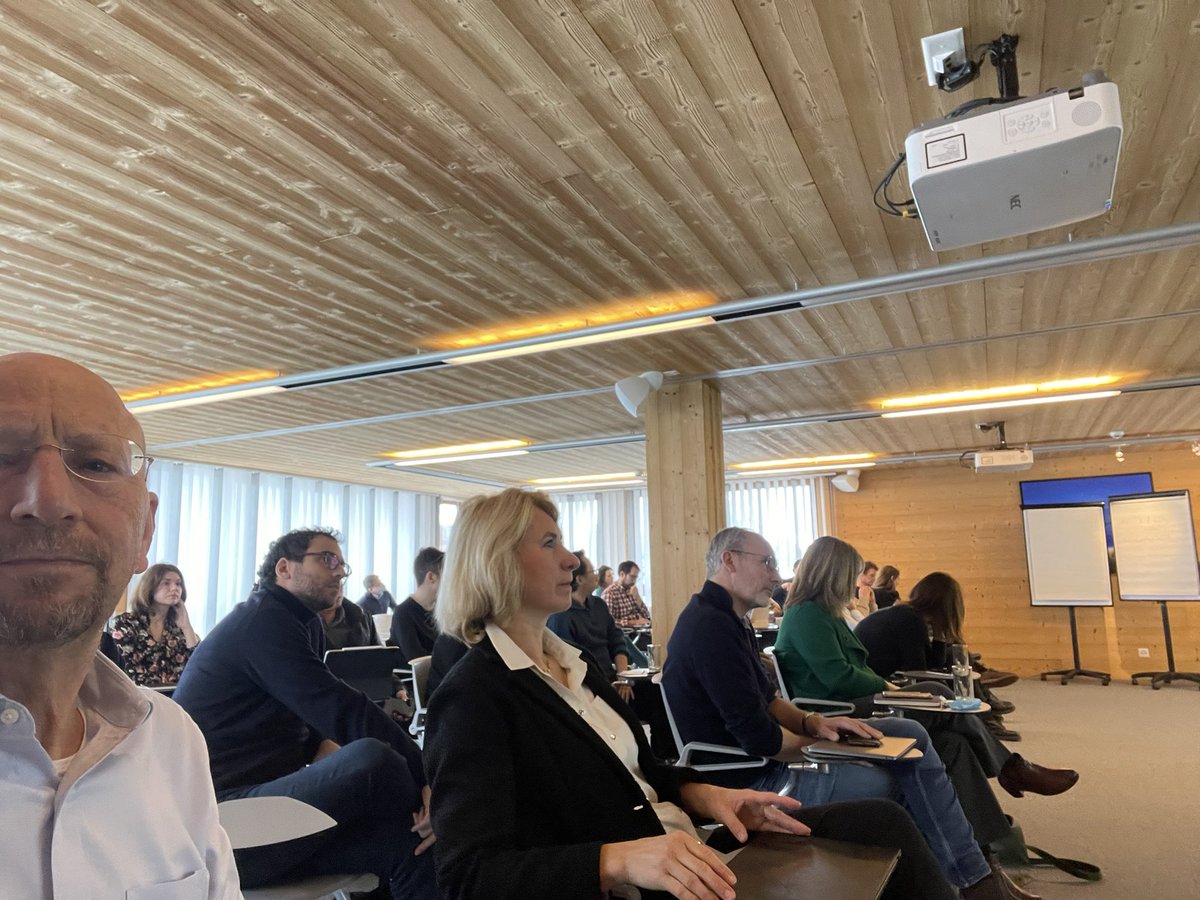 BaldwinRE's tweet photo. Shameless selfie with Villar trade seminar participants (org’ers Carrere, Olarreaga, Solledar from UNIGE GSEM)
•
Paola Conconi presenting now. @molarreaga #unige #trade #gsem https://t.co/5GAffdIASh