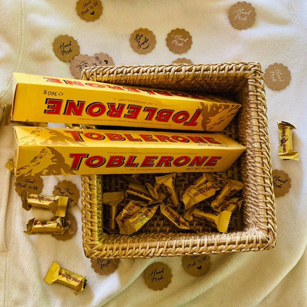 choco_insight's tweet photo. 🎁🎁🎁 #toblerone 🎁🎁🎁

Kiddos' favorite 😋 collection

#choco_insight #switzerland #handcrafts #crafttags #MagicBox #giftingsrilanka  #giftbox #lovegifts #mysterybox  #handmadewithlove #giftinghappiness #giftideas #handmade #valentinesgifts #kidsfavourite #tobleronechocolate https://t.co/izKlrjeYiE
