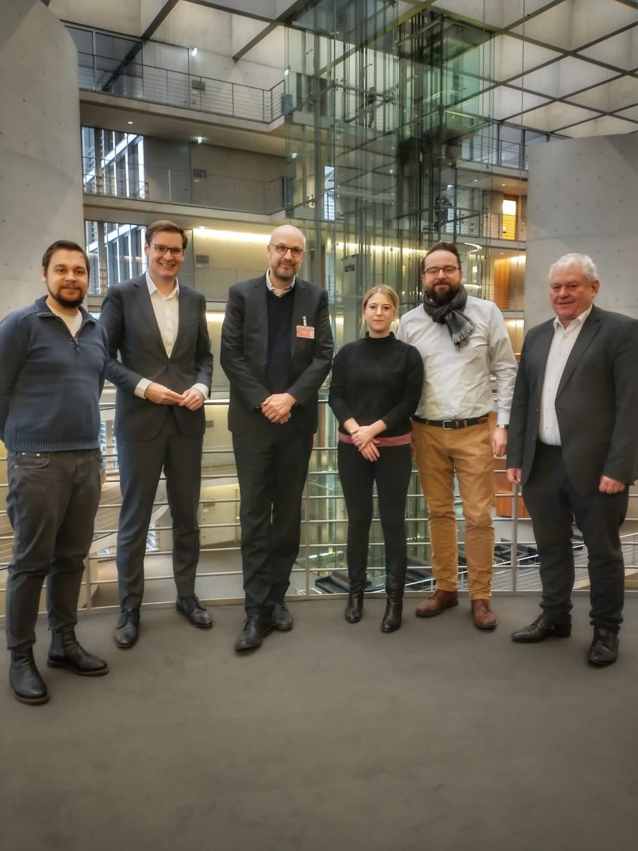Heute Morgen waren wir bereits fleißig im Bundestag. Gemeinsam mit der <a href="/EuropaUnionDE/">@europaunion.bsky.social</a> Parlamentarier:innen-Gruppe haben wir u.a. über die neue Ausgabe des parl. Europaforums gesprochen. Inhaltlich werden wir aber auch DE-FR Zusammenarbeit für die Zukunft Europas begleiten 🇩🇪🤝🇫🇷
