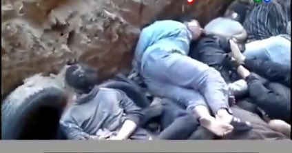 في كل العالم الحفر التي في الطرقات تعني ان هناك اصلاحات للبنية التحتيه الا في سوريا، الحفرة تعني مقبرة للسوريين بعد اعدامهم. #حفرة_حي_التضامن #دمشق