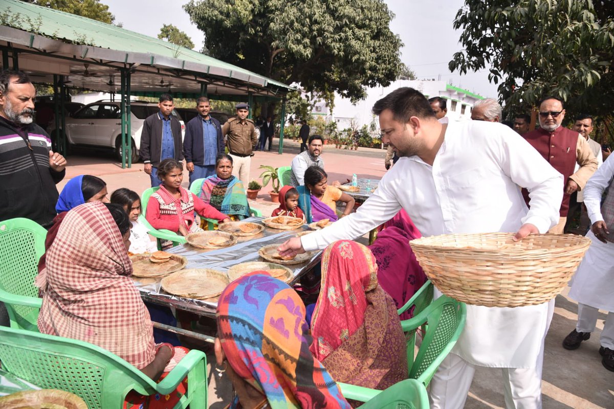 yadavtejashwi's tweet photo. सरस्वती पूजा, बसंत पंचमी और गणतंत्र दिवस के शुभ अवसर पर आज आवास पर गरीबों को भोजन कराने उपरांत कम्बल वितरण किया। https://t.co/84vR2dSG07