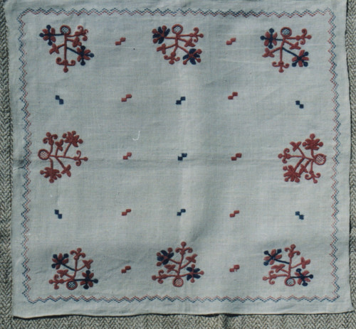 nat_clothing's tweet photo. Vintage Ukrainian embroidered kerchiefs. The needlework patterns are lovely!

#Ukrainian_embroidered_kerchief #embroideredkerchief #Ukrainiankerchief #Ukrainianfolkdress #Ukrainianclothing #Ukrainianembroidery #embroidery #Ukrainianneedlework #needlework #needleworkpattern https://t.co/C33OrL3e58