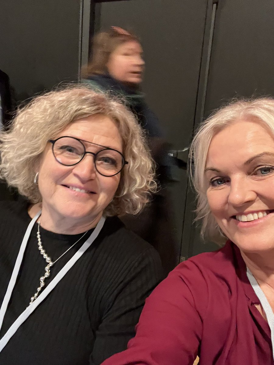 BUPLFormand's tweet photo. I @bupldk er vi helt klar til at diskutere #godtbørneliv - trivsel og stærke børnefællesskaber - på #BUTM2023 💪 
Og sammen med PBU har vi en stand, hvor vi giver vores bud på, hvordan vi tiltrækker flere pædagoger til faget. Kom forbi! #kompoldk #dkpol https://t.co/Awg9sLGuGR