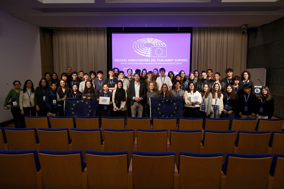 Recupera l'acte de distinció d'“ambaixadors júnior” a alumnes dels dos centres de Barcelona participants al Programa Escoles ambaixadores del Parlament Europeu. Amb <a href="/jordisolef/">Jordi Solé 🇪🇺||||</a>, vicepresident del grup dels Verds/ALE i Firdaous Alaoui, activista  

📹epyoutube.eu/EPAS2023