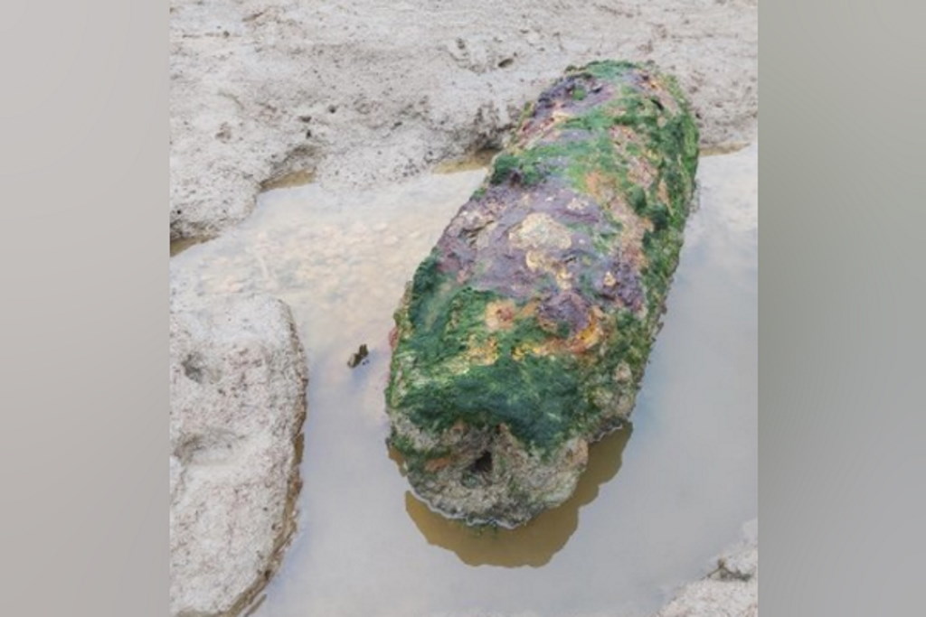 Explosive ordnance disposal experts will safely deal with an unexploded WWII shell found in #Bradwell.

It was discovered in the East End Rd area on Tuesday.

A 2km cordon is currently in place.

We expect it to be dealt with around 10am today and are asking you avoid the area.