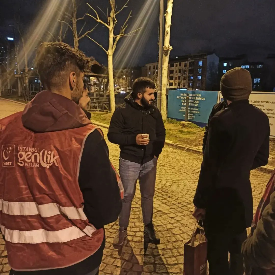 Gençlik kolları olarak ilçemizde bulunan Esenyurtlu kardeşlerimize Saadet Sokakta çalışmamız neticesinde çay ikramında bulunuldu
