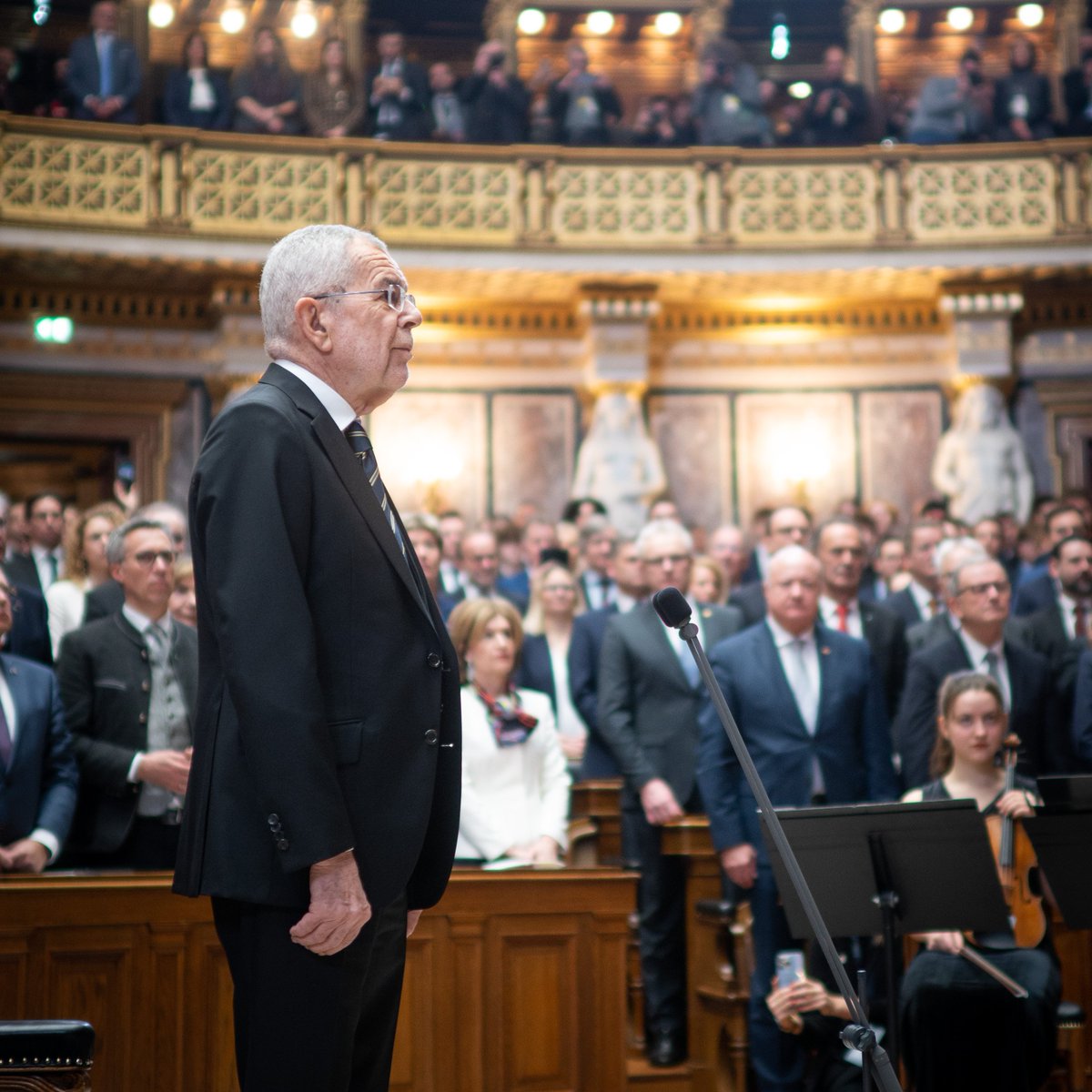 Ich gelobe, dass ich die Verfassung und alle Gesetze der Republik getreulich beobachten und meine Pflicht nach bestem Wissen und Gewissen erfüllen werde. 🇦🇹 (vdb)