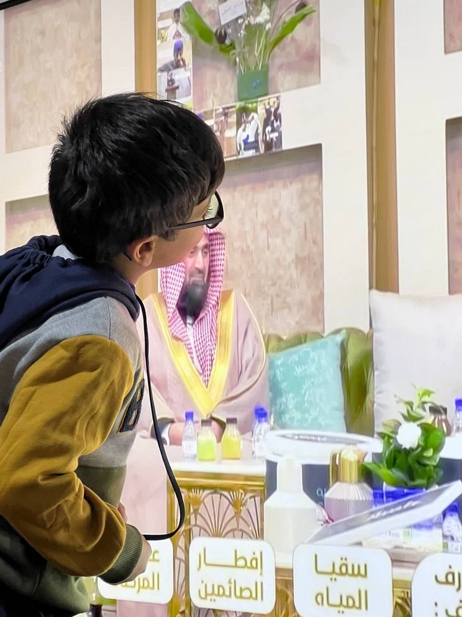 مهنا محمد العنزي (@dco6x2013) on Twitter photo رسالة للمعلمين:
الحُب لا يُباع ولا يُشترى:
كان لدي لقاء تلفزيوني وفجأة رآني أحد طلابي وهو في منزله فقز إلى شاشة التلفاز وقبّل رأسي على الشاشة وقال مديري أحبك وصدق جل من قائل عليما:
"ولو كنت فظا غليظ القلب لانفضوا من حولك".
#النصر_الاتحاد
#الخميس_الونيس
#استبشروا
<a href="/moe_gov_sa/">وزارة التعليم</a> رسالة للمعلمين:
الحُب لا يُباع ولا يُشترى:
كان لدي لقاء تلفزيوني وفجأة رآني أحد طلابي وهو في منزله فقز إلى شاشة التلفاز وقبّل رأسي على الشاشة وقال مديري أحبك وصدق جل من قائل عليما:
"ولو كنت فظا غليظ القلب لانفضوا من حولك".
#النصر_الاتحاد
#الخميس_الونيس
#استبشروا
<a href="/moe_gov_sa/">وزارة التعليم</a>