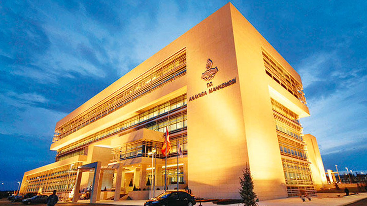 Anayasa Mahkemesi, HDP'nin "kapatma davasının seçim sonrasına bırakılması" talebini reddetti. 14 Mart'taki duruşmada partinin esasa ilişkin savunmasını yapmasına karar verdi.

#sondakika #anayasamahkemesi #HDP #mart #kapatmadavası #perşembe #haber #CİNE1 #cine1haber