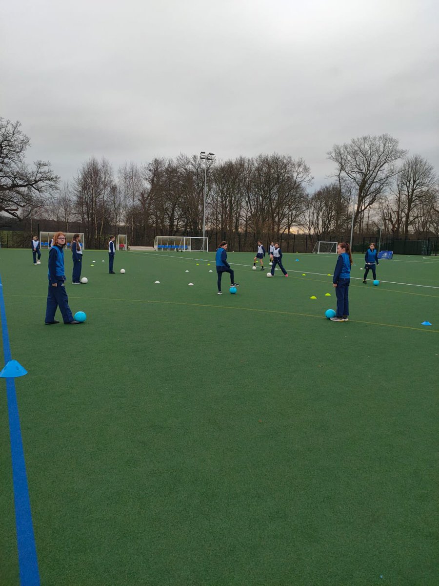 NotreDameCobham's tweet photo. Much excitement on the #Astropitch this morning as Year 7 &amp; Year 8 have the opportunity to have a football session coached by Chelsea Football Coaches! @ChelseaFC @ChelseaFCW ⚽️😊👍 year 9 have their opportunity next Thursday! https://t.co/WTH1ohNCG6