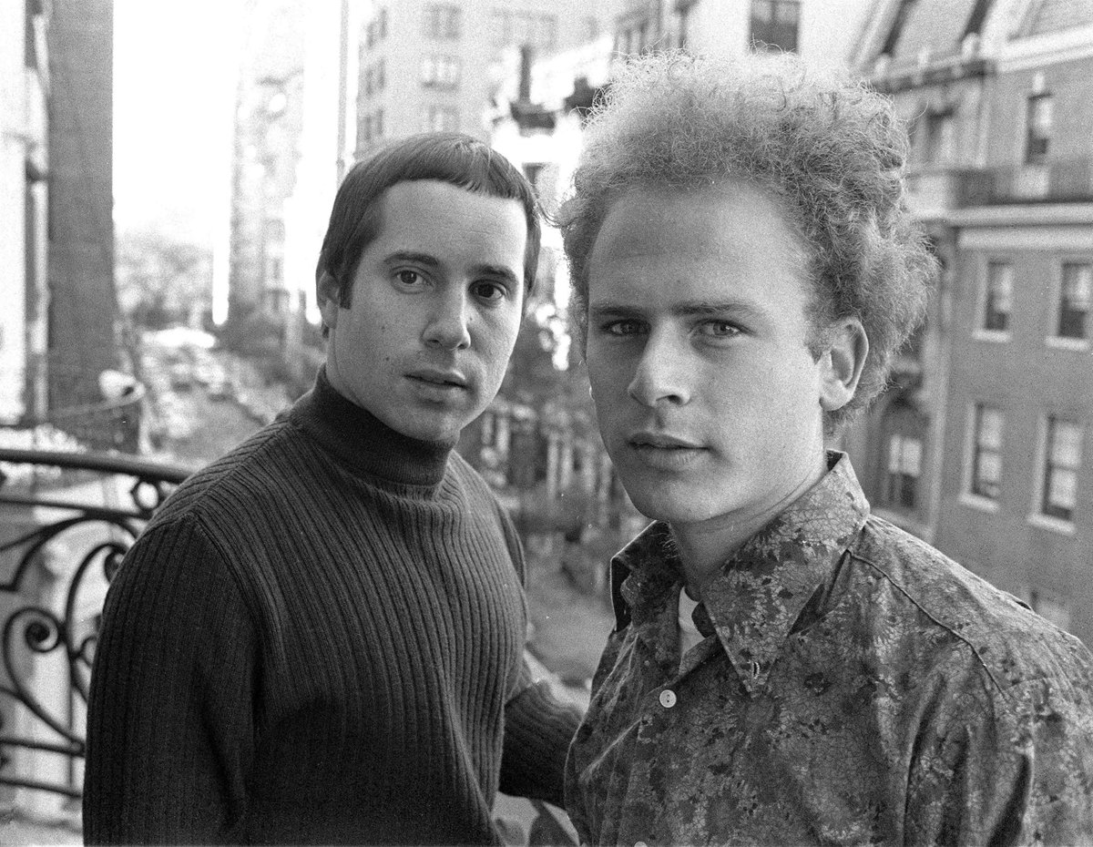 Incoraggiati dal successo di #Bookends e #MrsRobinson ci siamo sentiti liberi di espanderci. La confidenza era molto alta. È la libertà che ottieni quando sei, in un certo senso, seduto in cima al mondo..#SimonAndGarfunkel

#26gennaio 1970, esce l'album #BridgeOverTroubledWater