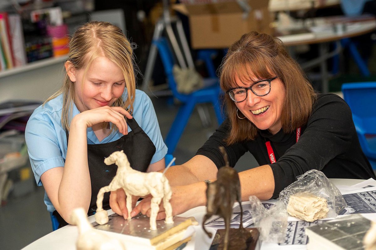 deborahburt1's tweet photo. 7th consecutive year of teaching sculpture with @RacingtoSchool @godolphin #beaconproject @NewmarketAcad a brilliant time as always - thank you @Ollie_RtS and Mark @NKTJournal  for 📸 #sameagainnextyear @RacingTogether https://t.co/AcCpFoQ36T