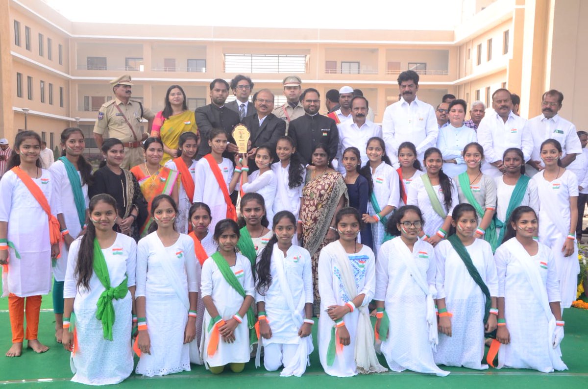 Collector_MBD's tweet photo. 74వ గణతంత్ర దినోత్సవ సందర్భంగా (IDOC) కార్యాలయంలో జాతీయ పతాకాన్ని జిల్లా కలెక్టర్ శశాంక  ఆవిష్కరించారు. విద్యార్థినులు ప్రదర్శించిన సాంస్కృతిక కార్యక్రమాలు అలరించాయి. ఉత్తమ ఉద్యోగులకు ప్రశంస పత్రాలు అందించారు. https://t.co/RJQDmtP0EJ