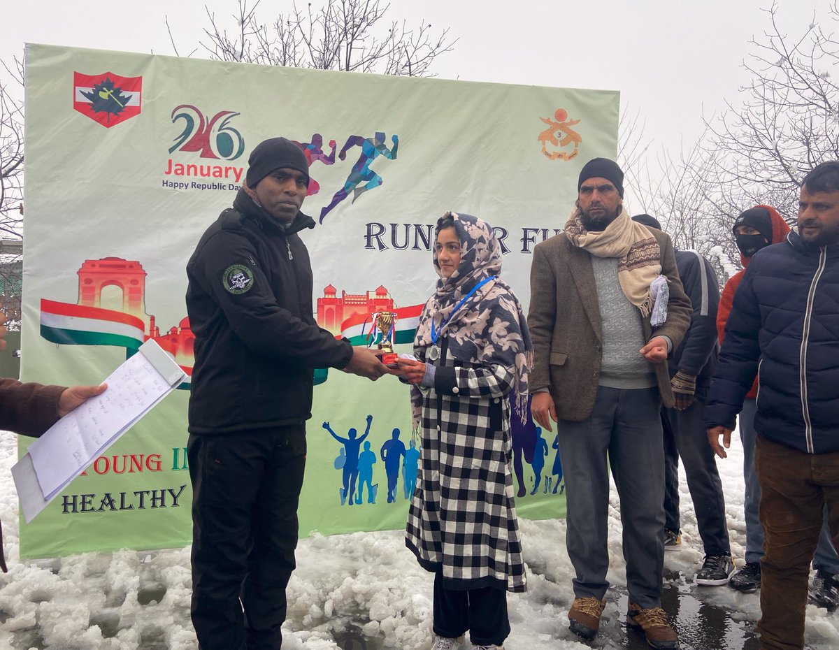 rohil_bashir's tweet photo. #in_pics
On the occasion of #RepublicDay, #IndianArmy today organised a Run for the youth of Anantnag in which hundreds of boys &amp; girls participated,winners were given prizes, youth thanked @ChinarcorpsIA for this initiative. @SudarshanNewsTV @adgpi @NorthernComd_IA https://t.co/d2NMNJ6Hye