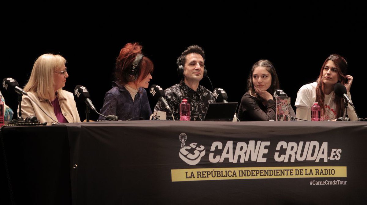carnecrudaradio's tweet photo. Hay un deseo de las mujeres por mostrar su lado menos cándido. 

Hablamos de feminidades disidentes, violentas o feas, con @forner_lucia directora de #DANA, la dramaturga Cristina Maciá y @mestizorras con "Taller de chapa y pintura": narrativas para mostrar feminidades insumisas https://t.co/lxJGVsfrqQ