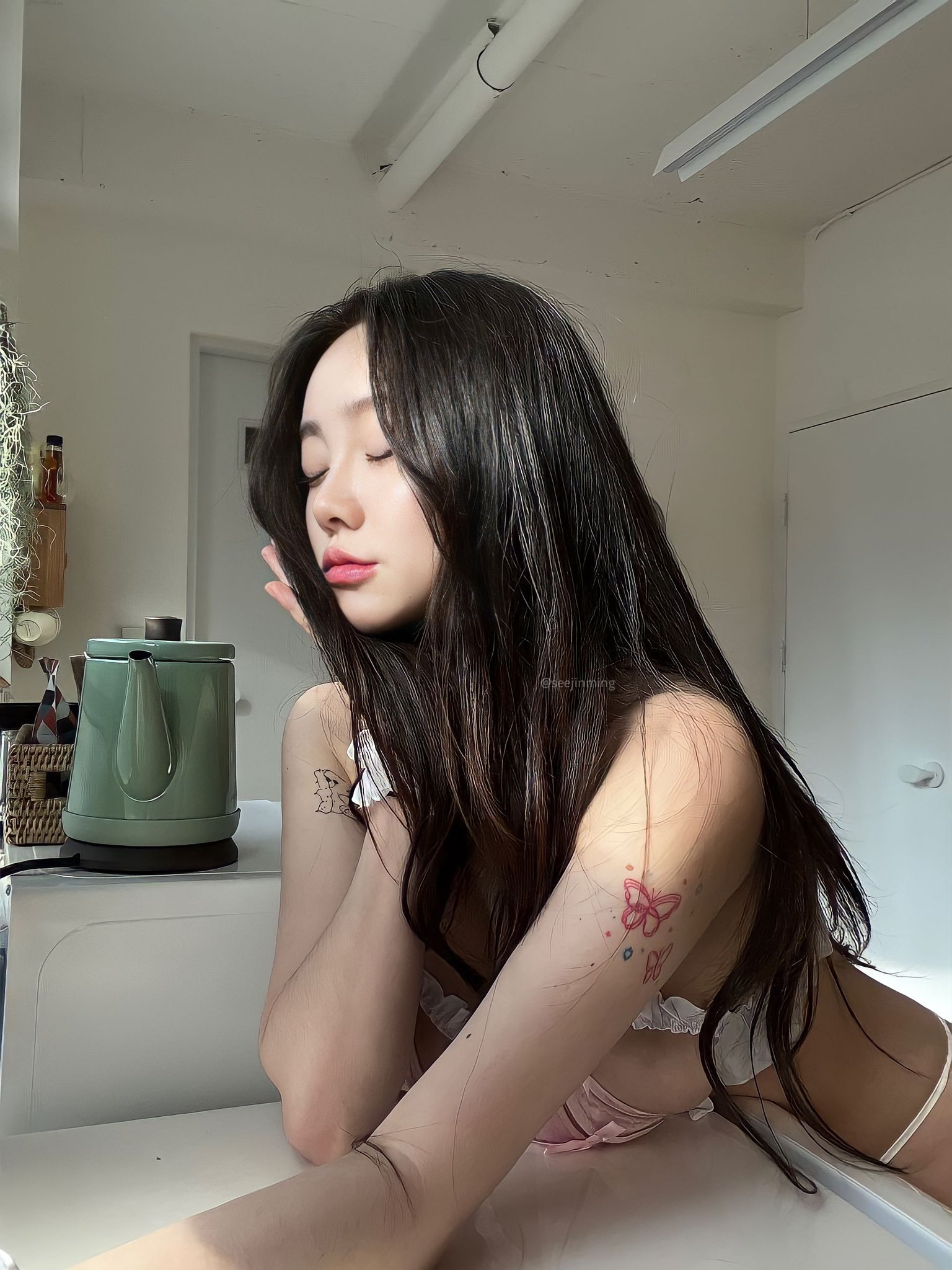 Sultry poseTeasing beautyWild imagination