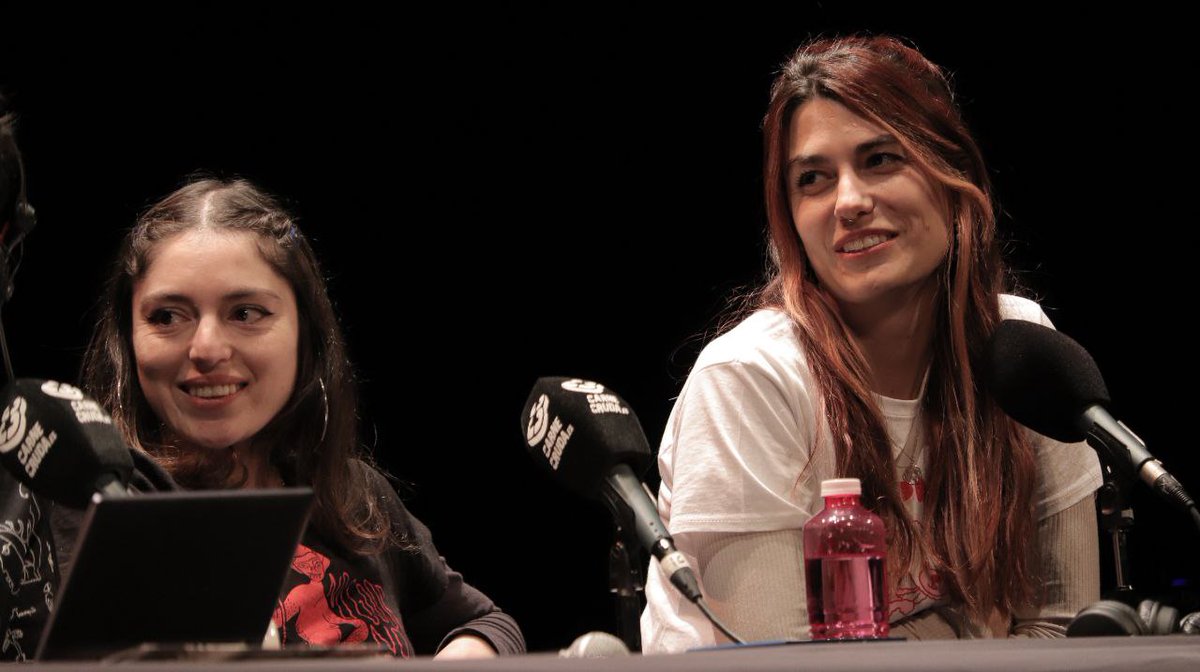 carnecrudaradio's tweet photo. Hay un deseo de las mujeres por mostrar su lado menos cándido. 

Hablamos de feminidades disidentes, violentas o feas, con @forner_lucia directora de #DANA, la dramaturga Cristina Maciá y @mestizorras con "Taller de chapa y pintura": narrativas para mostrar feminidades insumisas https://t.co/lxJGVsfrqQ
