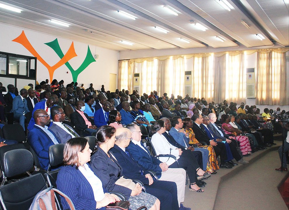 Le Recteur de l'AUF, le Prof Slim KHALBOUS, est en mission en Côte d'Ivoire du 25 au 27 janvier 2023. Au cours de son séjour, le Recteur participe au lancement officiel du programme 'Dispositif hybride de formation continue des enseignants bivalents de la Côte d'Ivoire'.