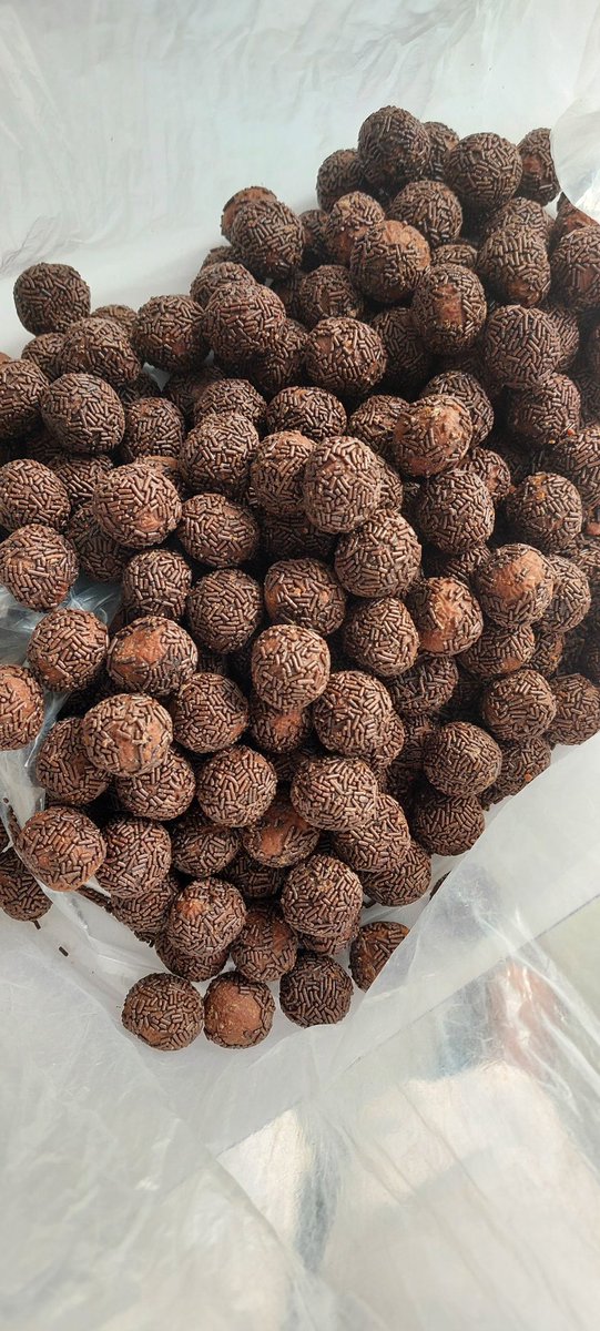 AndiesCandiesNG's tweet photo. Say hi to the Only Alcoholic candy on our menu 💃🏿

Rumballs are so chocolatey with a little bit of rum...so if you're a chocolate fan, this one is for you ❤️🤭
#rumballs
#AbujaTwitterCommunity 
#abujajobs https://t.co/fjk7XXt1ia